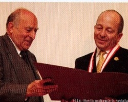 Medalla Liderazgo Anahuac 2005 Padre Gregorio Medalla Liderazgo Anahuac 2005 Padre Gregorio